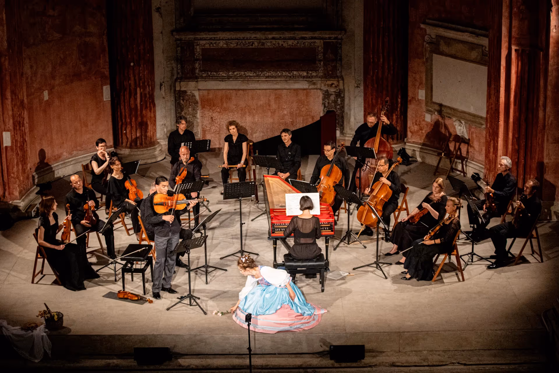 Orchestra classica al Festival di Spoleto, solista in abito d'época