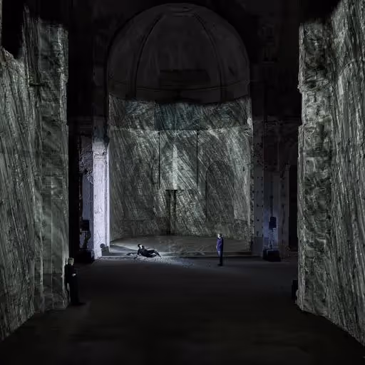 Scena teatrale suggestiva al Festival di Spoleto, spazio architettonico drammatico