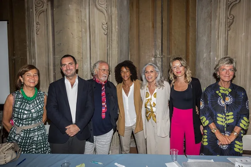 Conferenza stampa del Festival di Spoleto con sei persone sorridenti