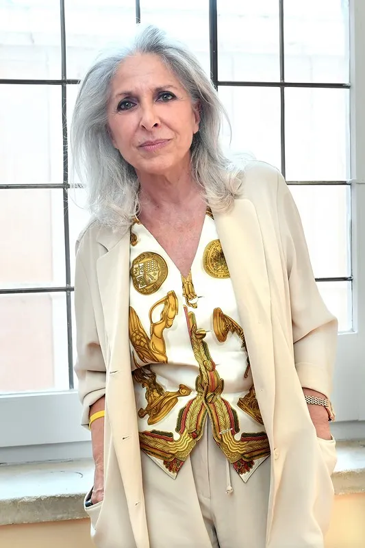 Ritratto di artista al Festival di Spoleto, elegante in beige e oro