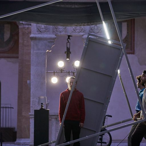 Palco teatrale suggestivo durante il Festival di Spoleto con luci drammatiche