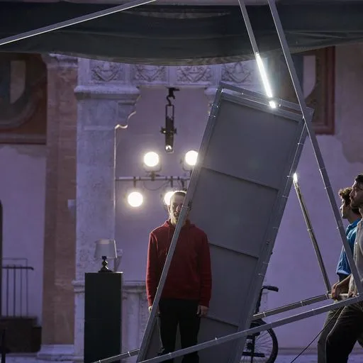Palco teatrale suggestivo durante il Festival di Spoleto con luci drammatiche