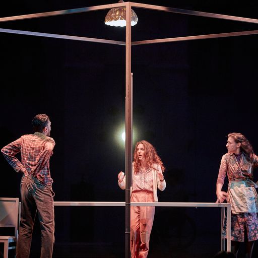 Scena teatrale al Festival di Spoleto con tre attori sotto una lampada