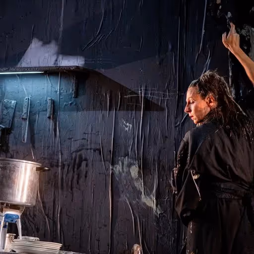 Performance drammatica al Festival di Spoleto con atmosfera cupa e introspettiva