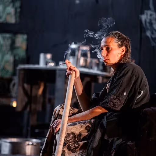 Performance artistica al Festival di Spoleto, atmosfera intensa e fumosa