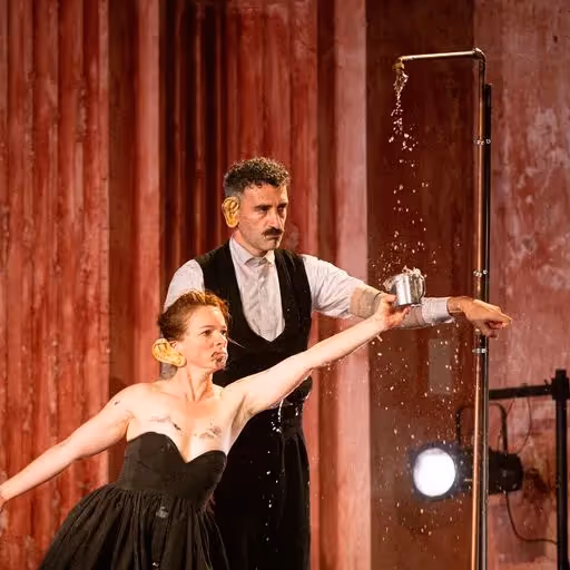 Esibizione teatrale al Festival di Spoleto, artisti in scena con performance acquatica