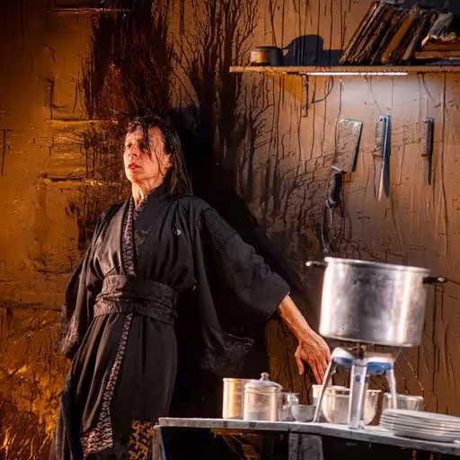 Performance teatrale al Festival di Spoleto: attore drammatico in ambiente rustico