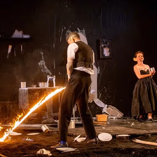 Performance drammatica al Festival di Spoleto con fuoco e tensione scenica