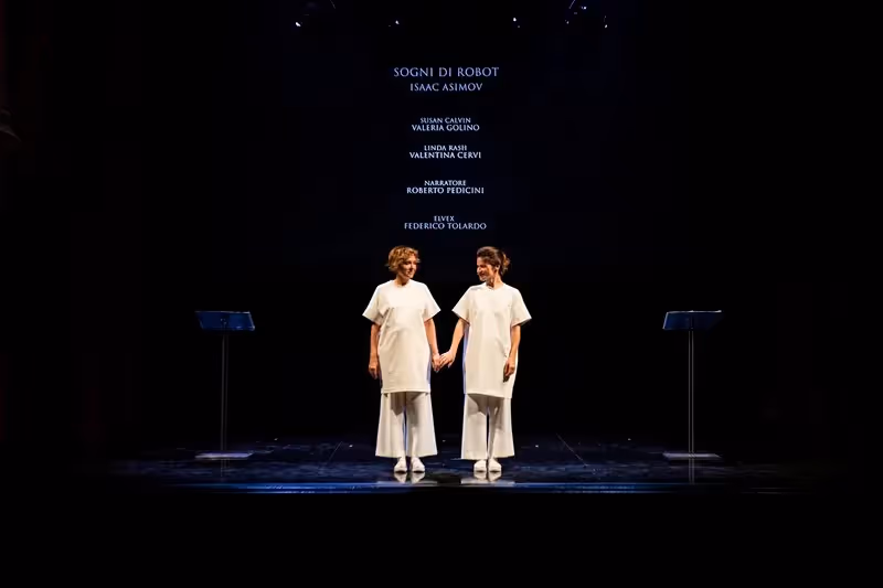 Sogni di Robot performance at Festival di Spoleto, two actors in white costumes