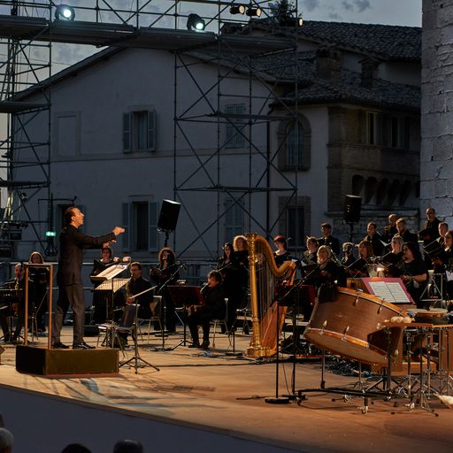 Concerto serale al Festival di Spoleto, orchestra sul palco al tramonto