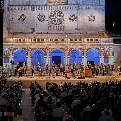 Concerto suggestivo nel Festival di Spoleto, orchestra davanti a maestosa facciata