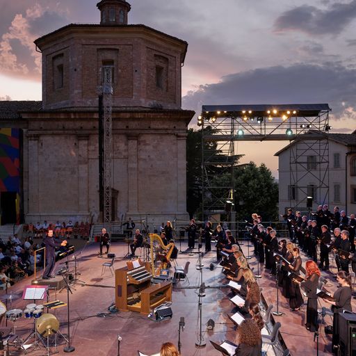Concerto serale al Festival di Spoleto, musica e architettura storica si incontrano