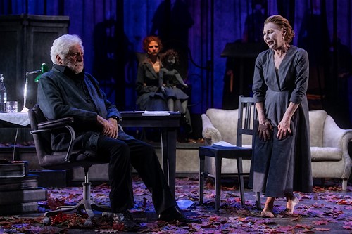 Attori sul palco al Festival di Spoleto, scene drammatiche in un interno teatrale