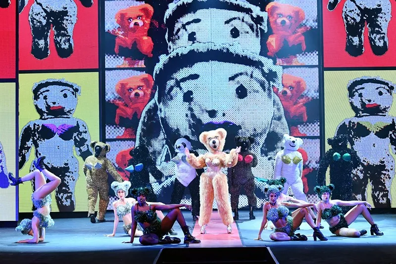 Festival di Spoleto performance with colorful teddy bears and dancers on stage
