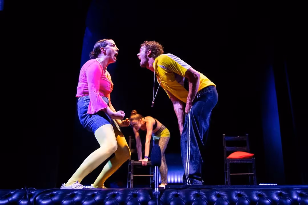 Performance teatrale dinamica al Festival di Spoleto con attori colorati