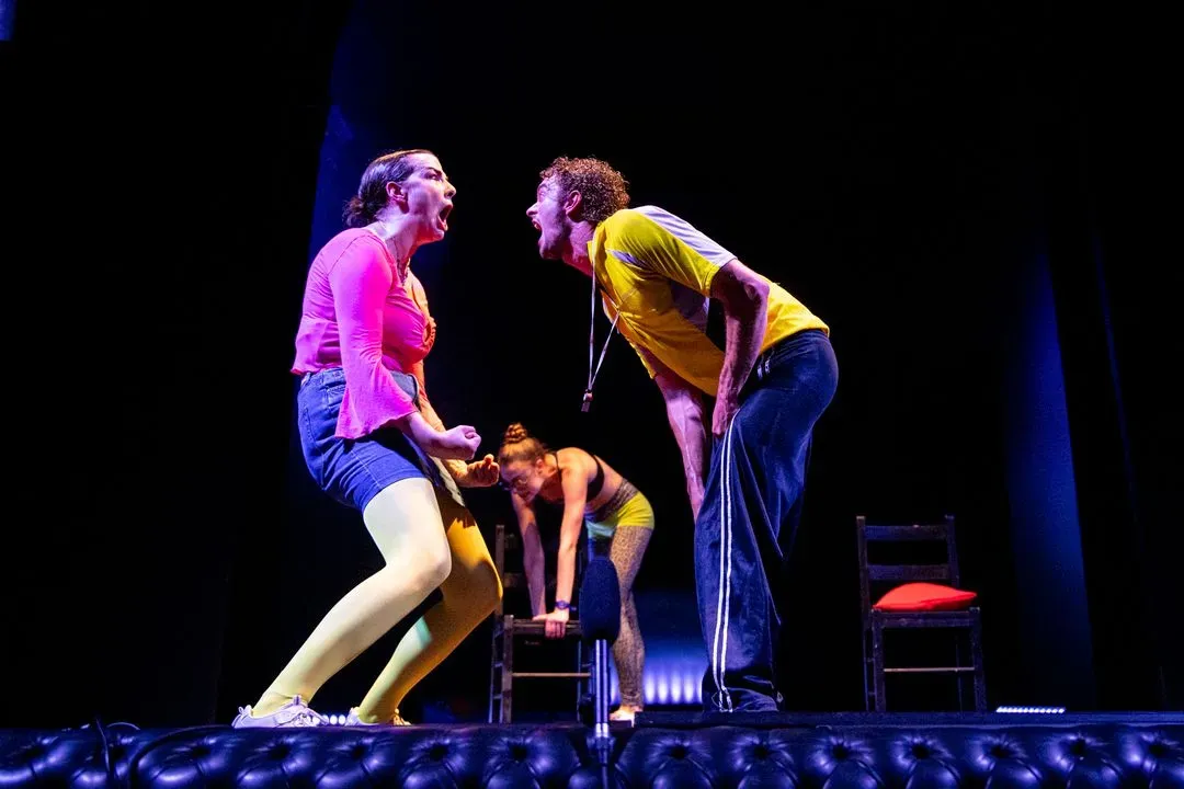 Performance teatrale dinamica al Festival di Spoleto con attori colorati