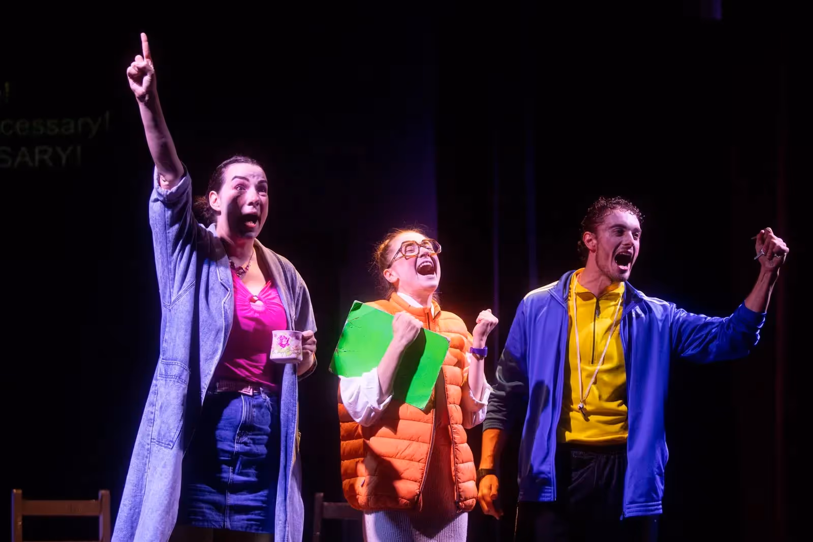 Tre attori emozionati sul palco del Festival di Spoleto, gridano con energia