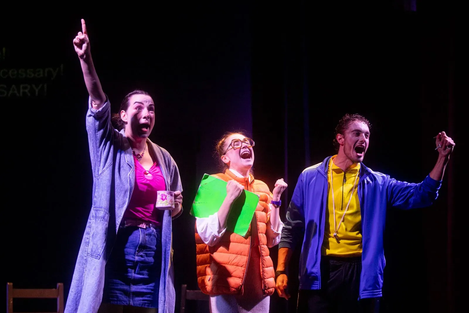 Tre attori emozionati sul palco del Festival di Spoleto, gridano con energia