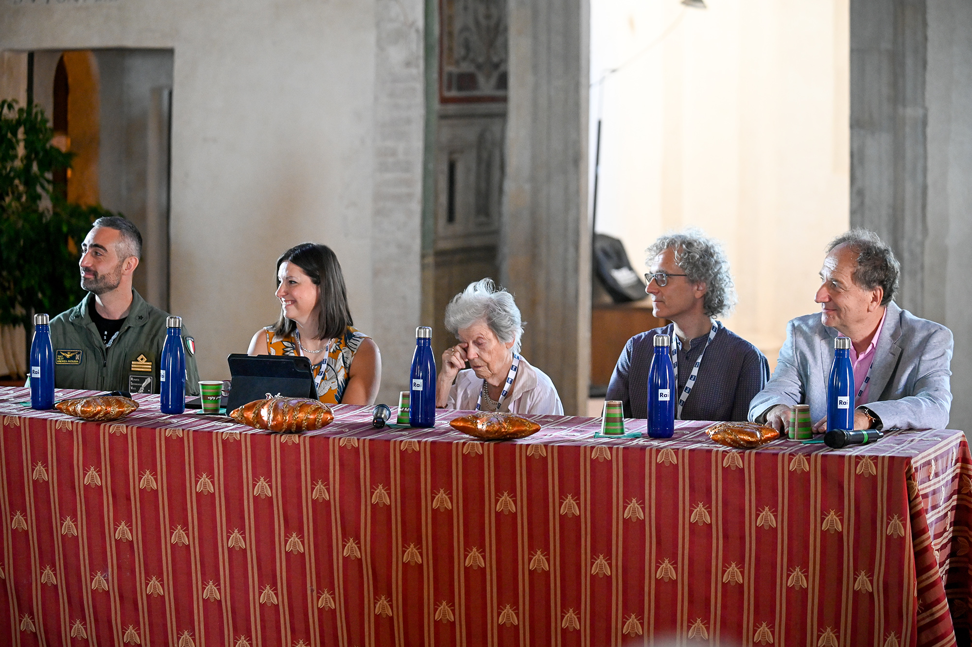 Conferenza stampa del Festival di Spoleto con panel di esperti siedono al tavolo