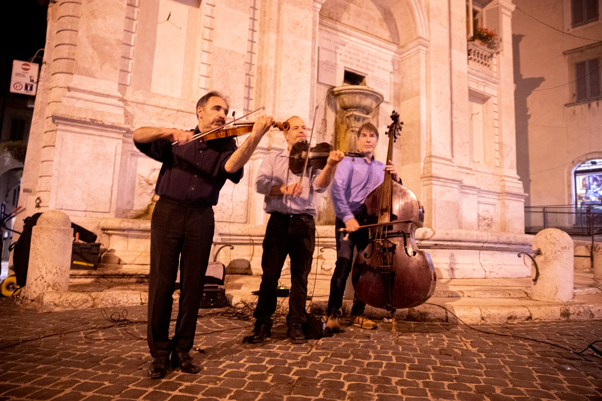 Trio di musicisti si esibisce durante il Festival di Spoleto in piazza storica
