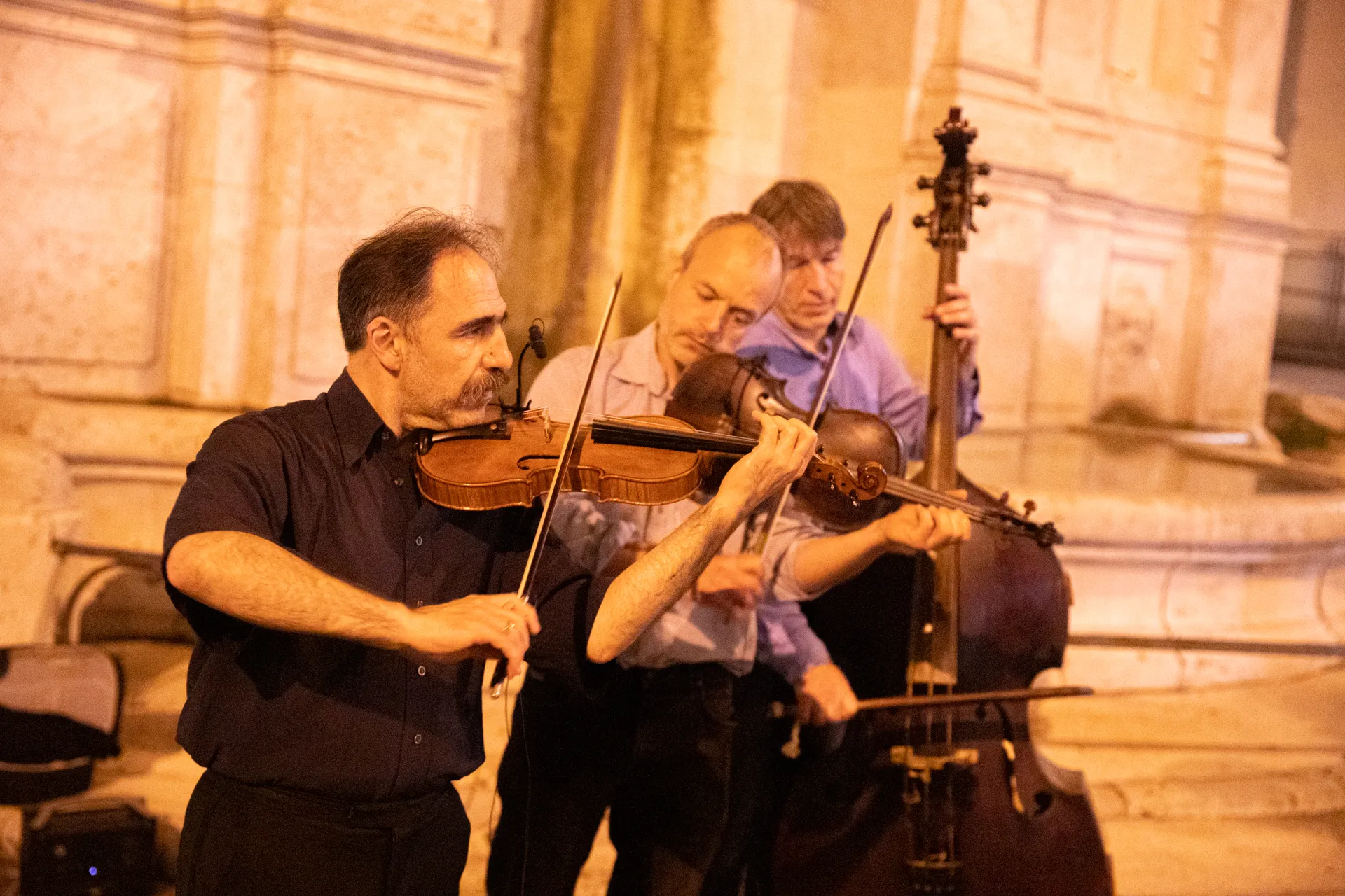 Musicisti del Festival di Spoleto suonano violini in un antico palazzo