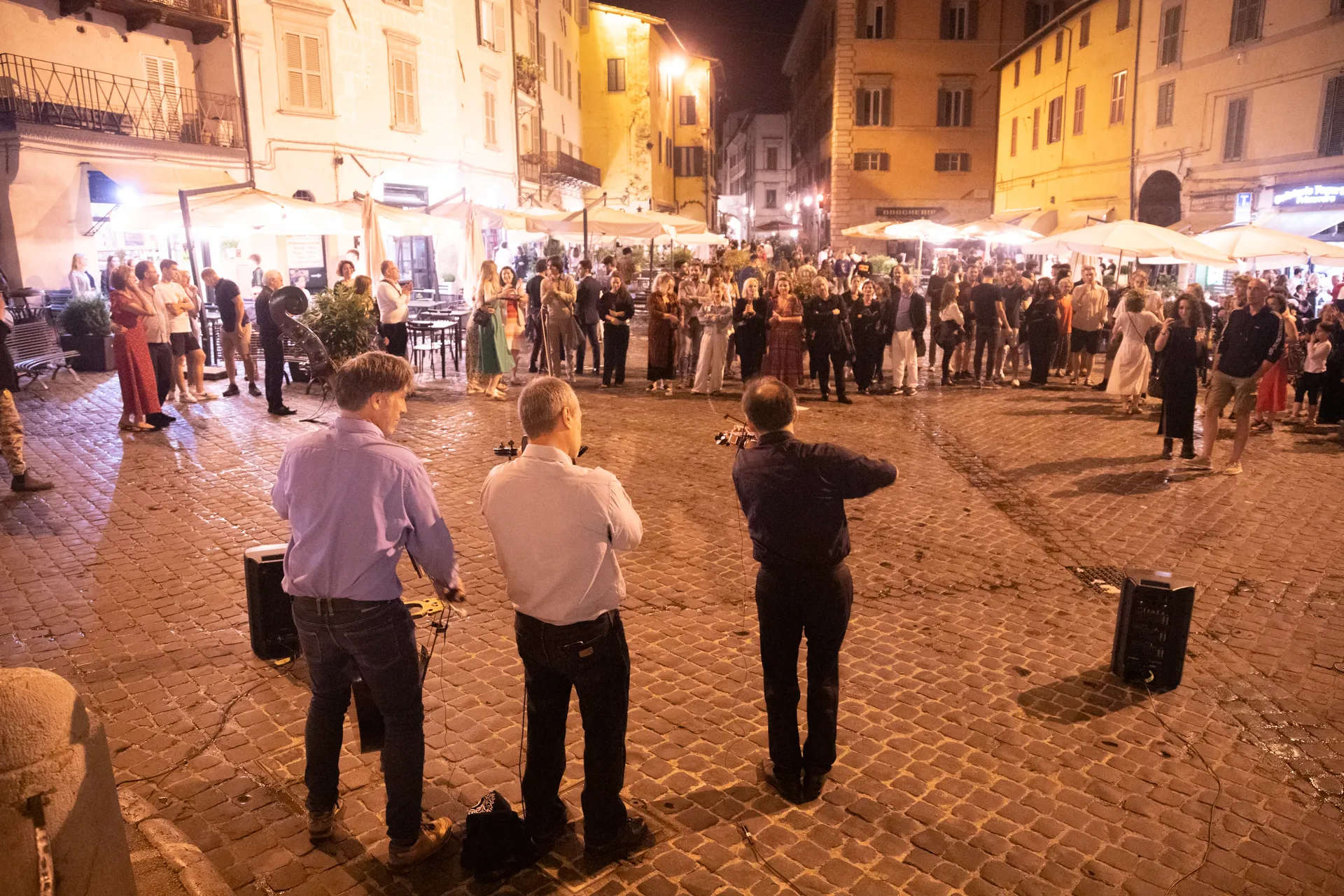 Serata del Festival di Spoleto con riprese notturne in piazza affollata