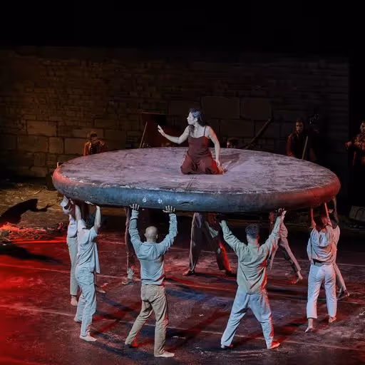 Festival di Spoleto performance with performers lifting dramatic circular stage