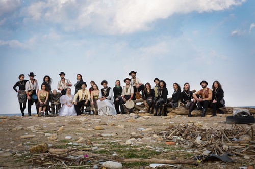 Artisti in posa per il Festival di Spoleto, gruppo creativo su paesaggio roccioso