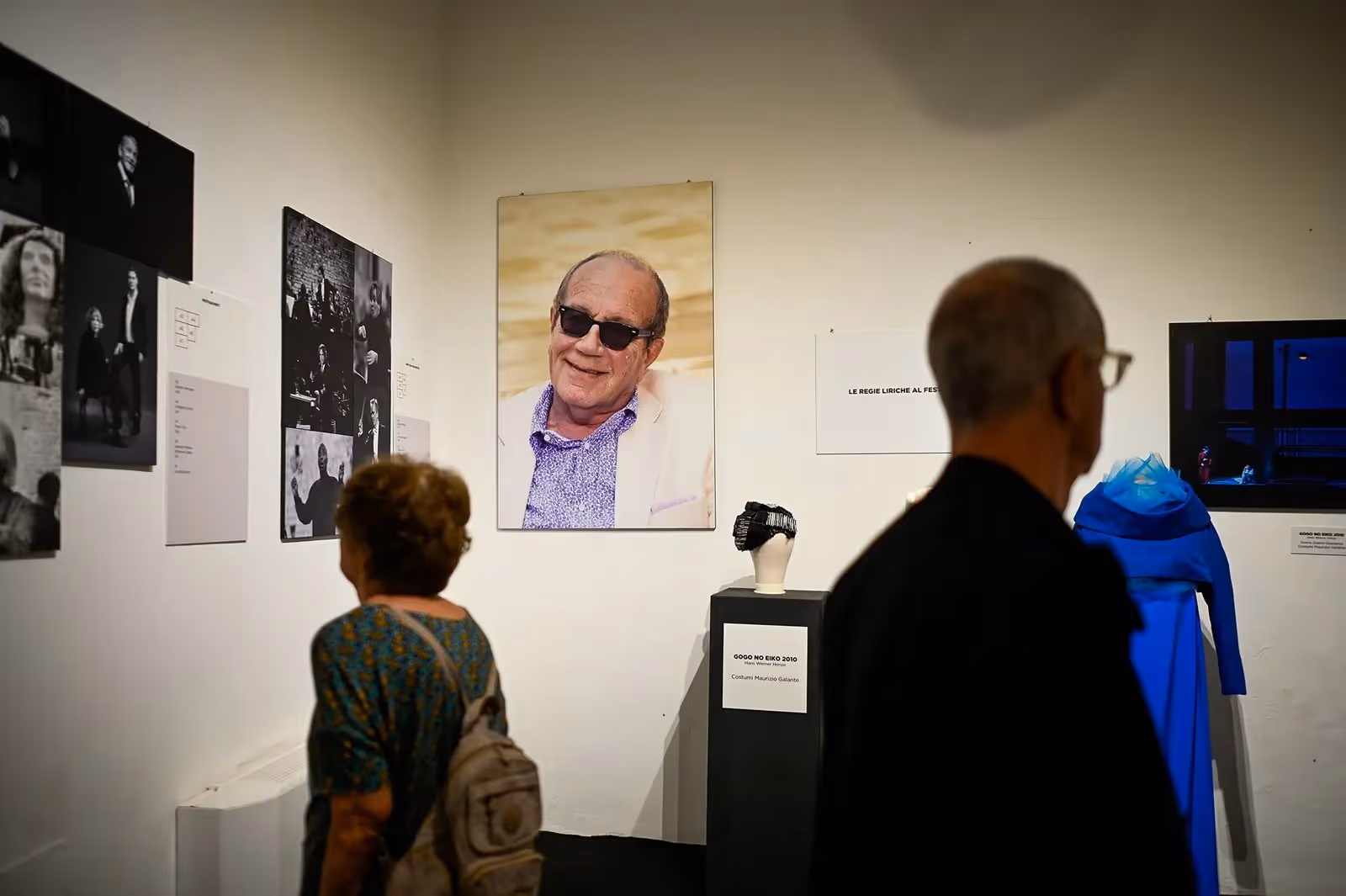 Mostra fotografica al Festival di Spoleto con ritratto centrale sorridente
