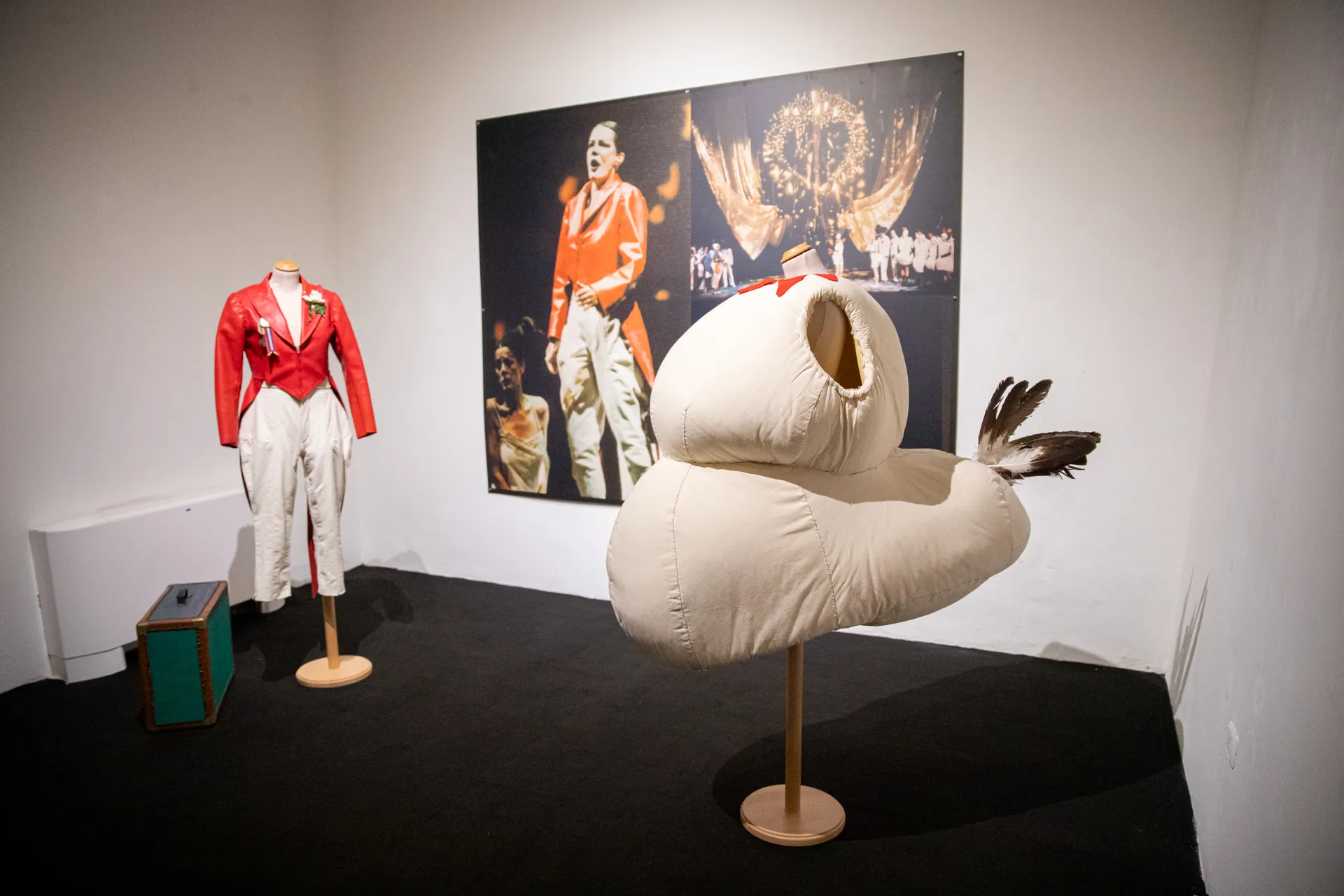 Costumi e foto d'archivio del Festival di Spoleto, mostra artistica teatrale