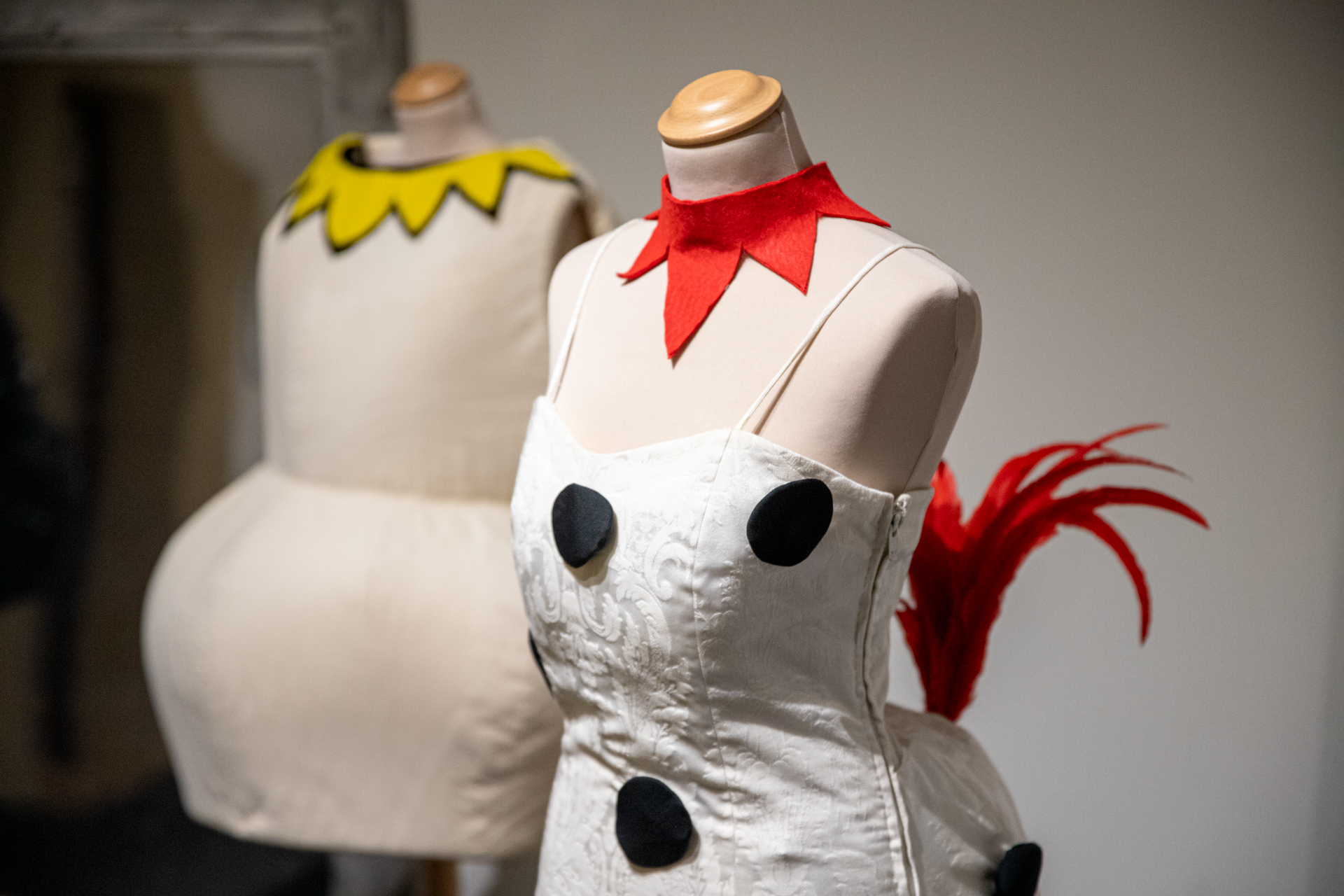Costumi creativi al Festival di Spoleto, design teatrale surreale