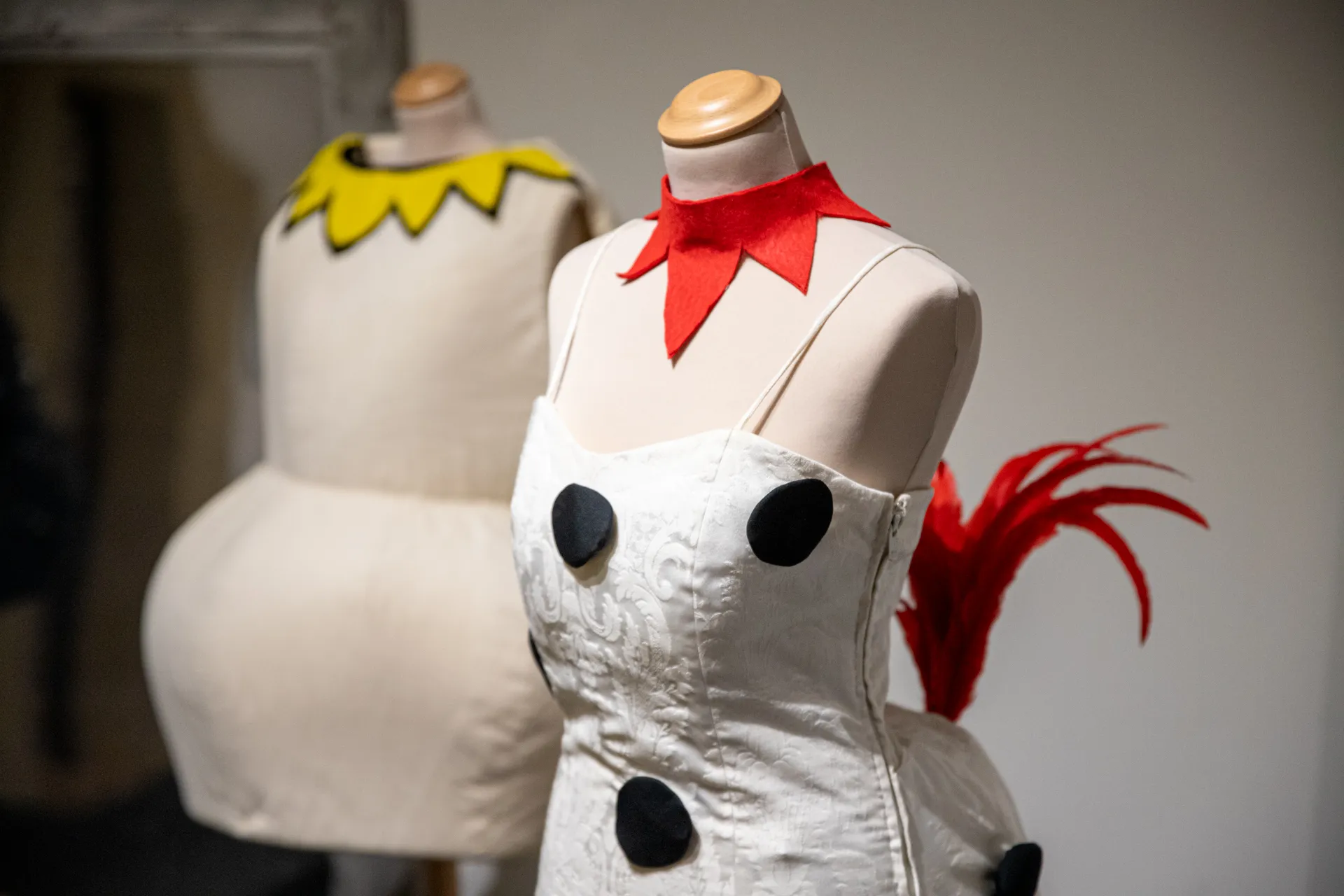 Costumi creativi al Festival di Spoleto, design teatrale surreale