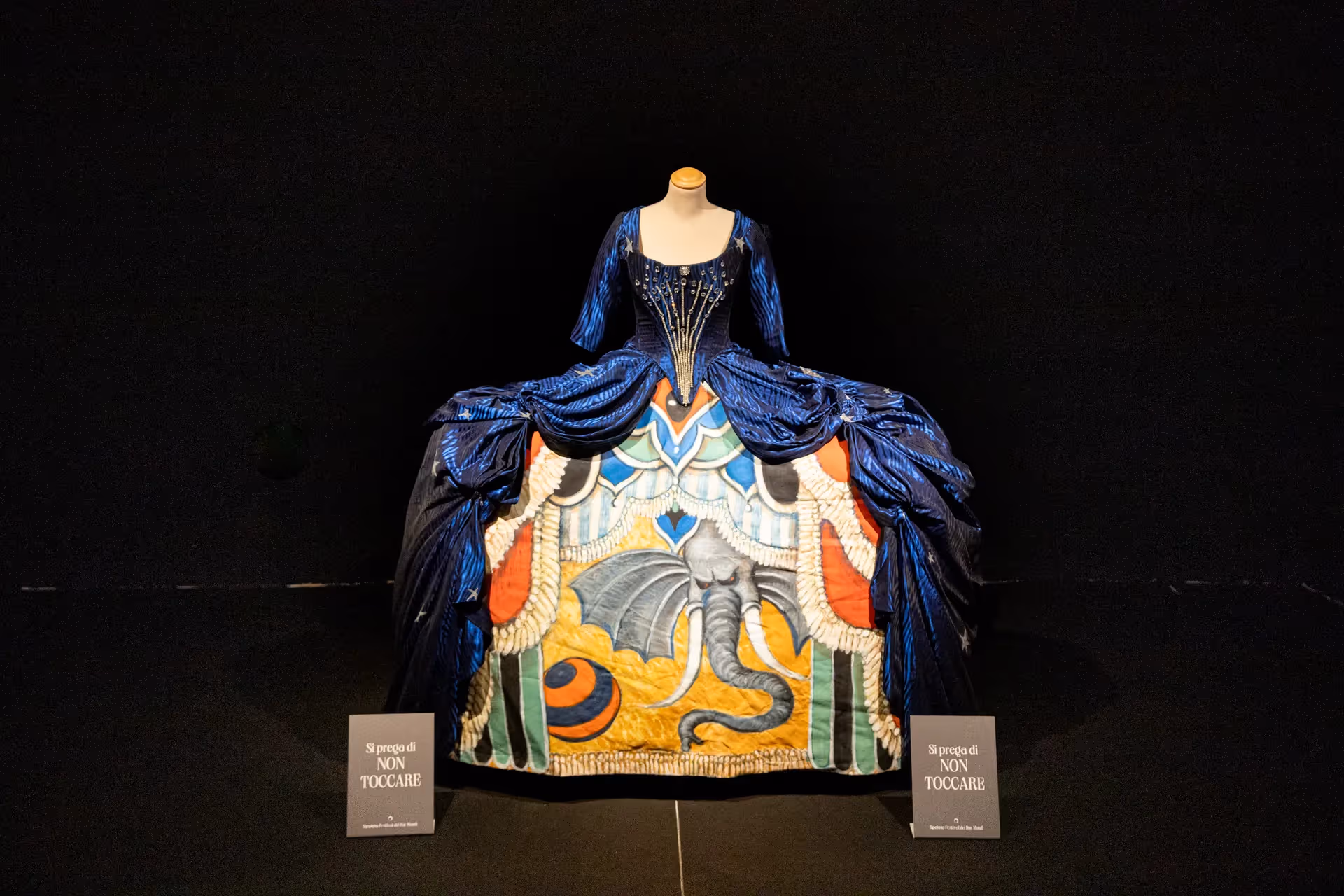 Costume scenografico blu al Festival di Spoleto, con elefante centrale