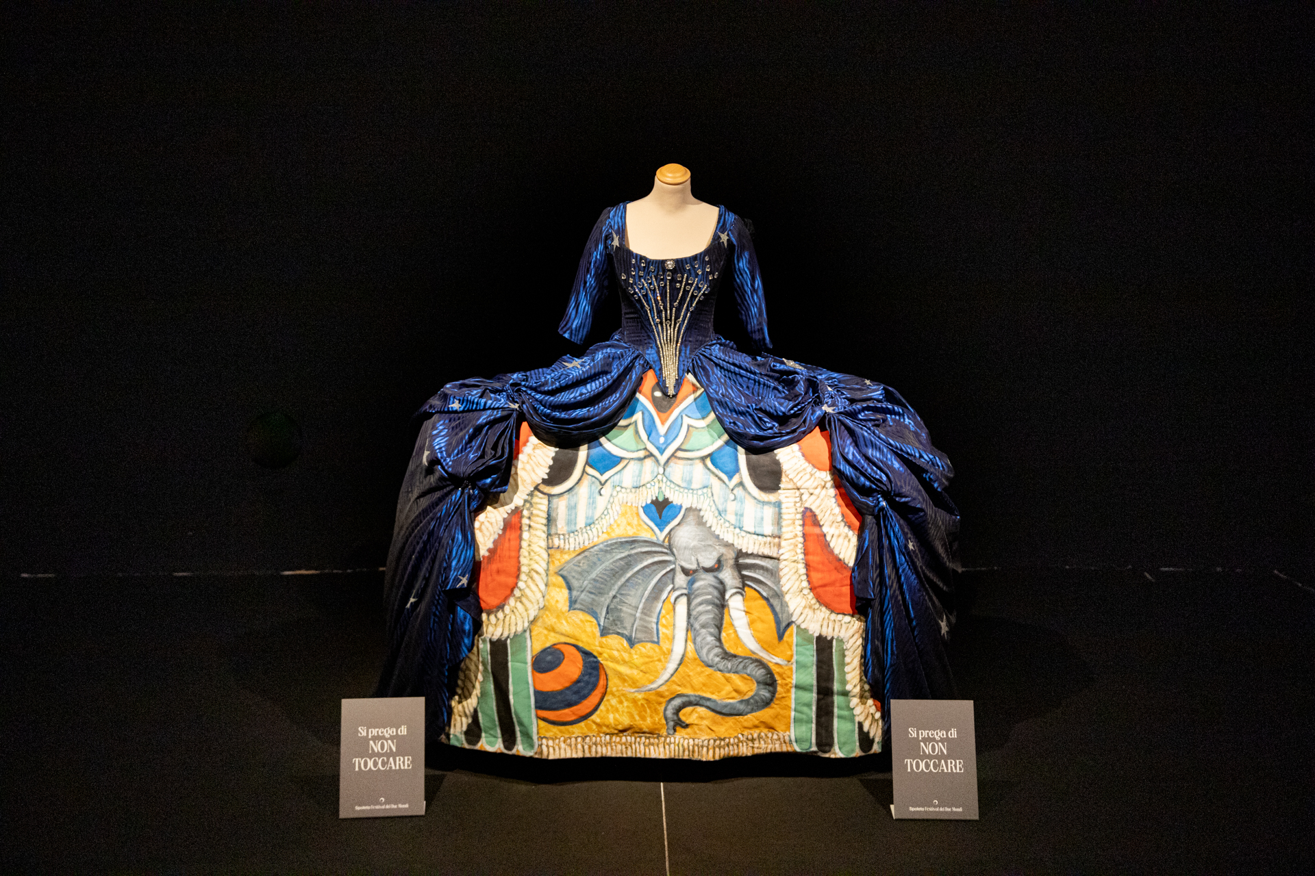 Costume scenografico blu al Festival di Spoleto, con elefante centrale