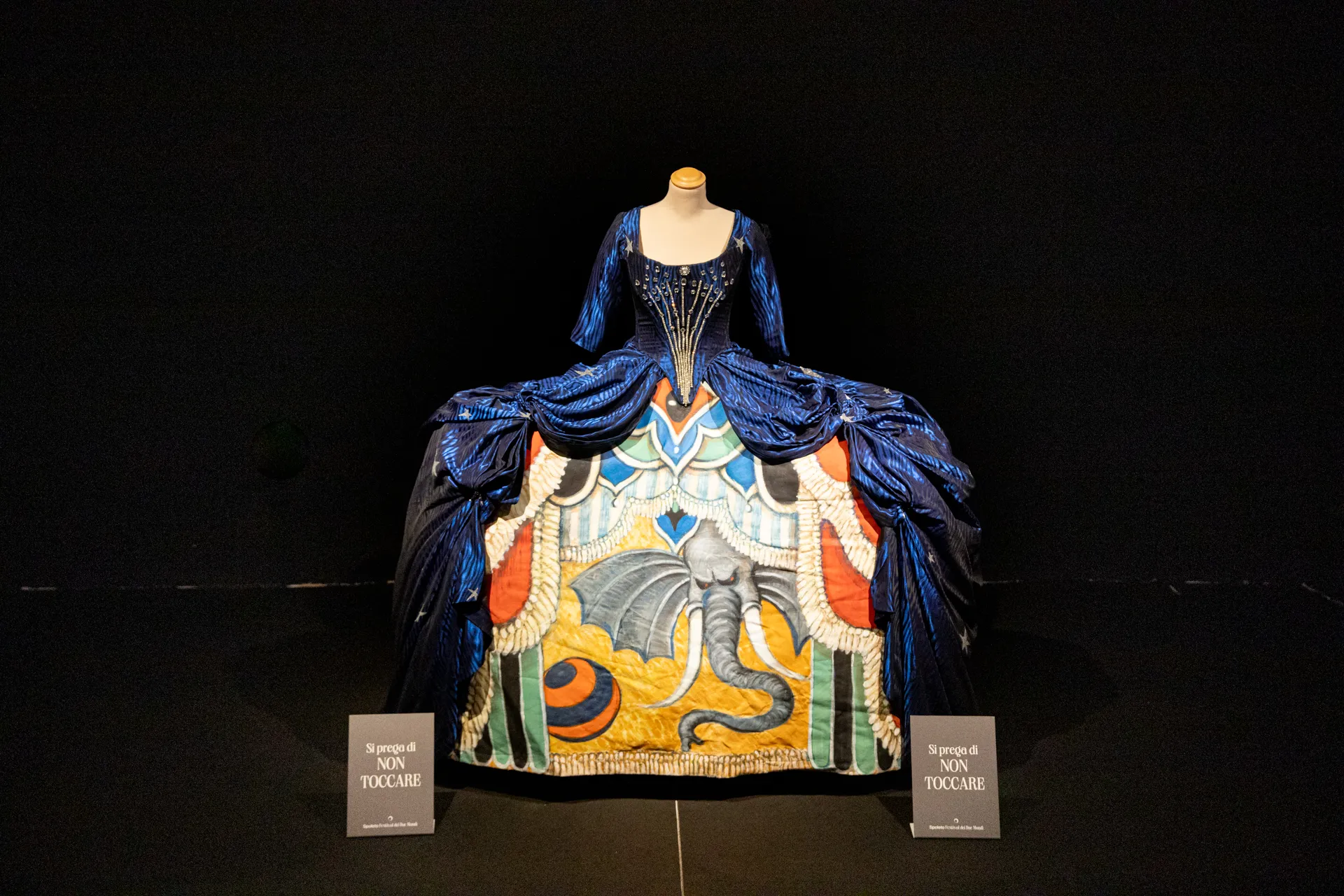 Costume scenografico blu al Festival di Spoleto, con elefante centrale