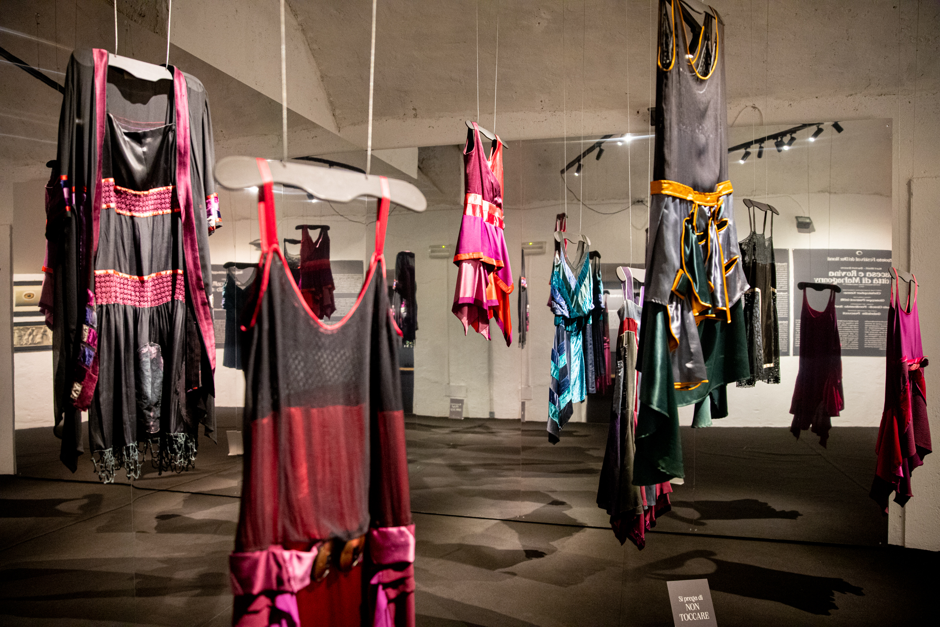 Abiti sospesi in mostra al Festival di Spoleto, colori vibranti e design