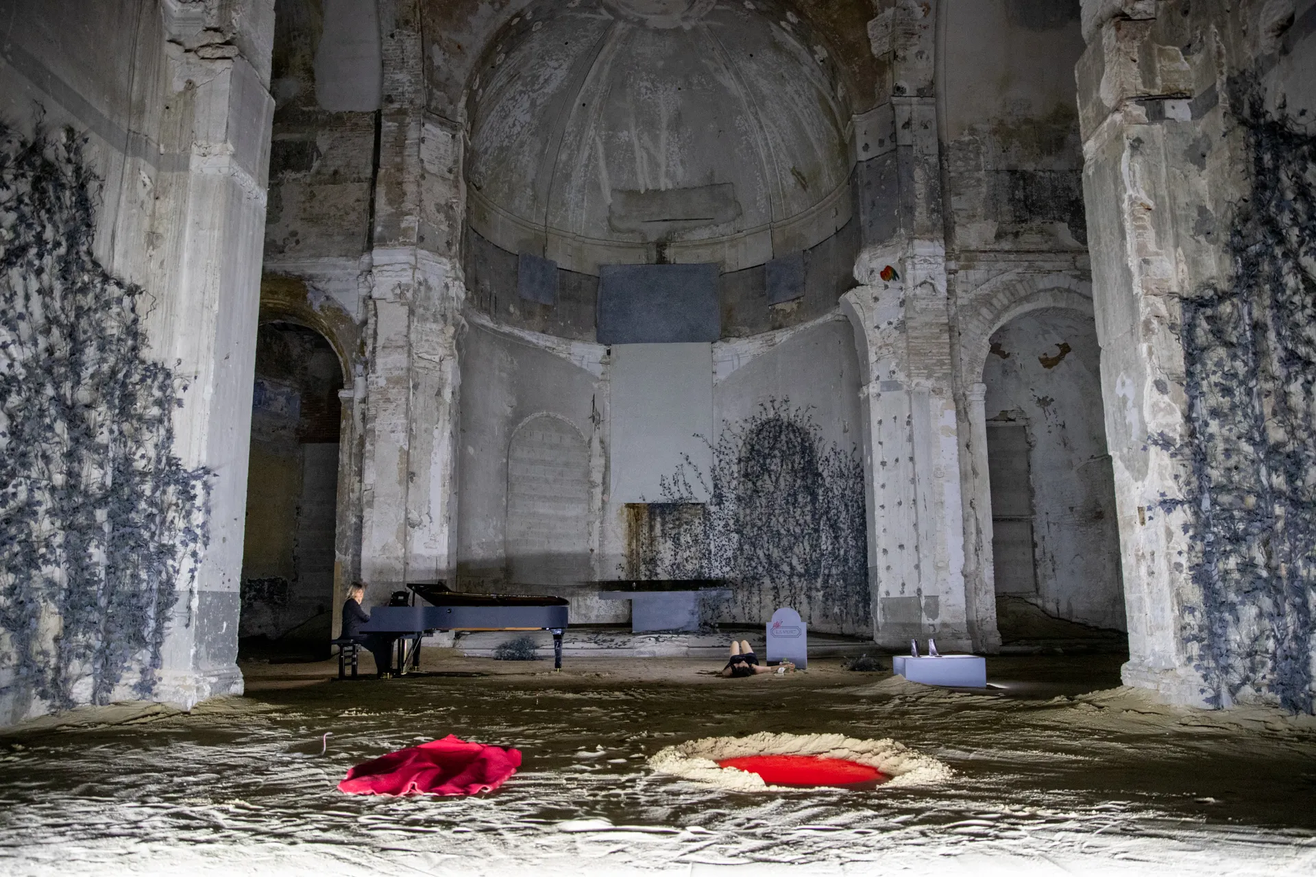 Performance artistica al Festival di Spoleto in antica location architettonica