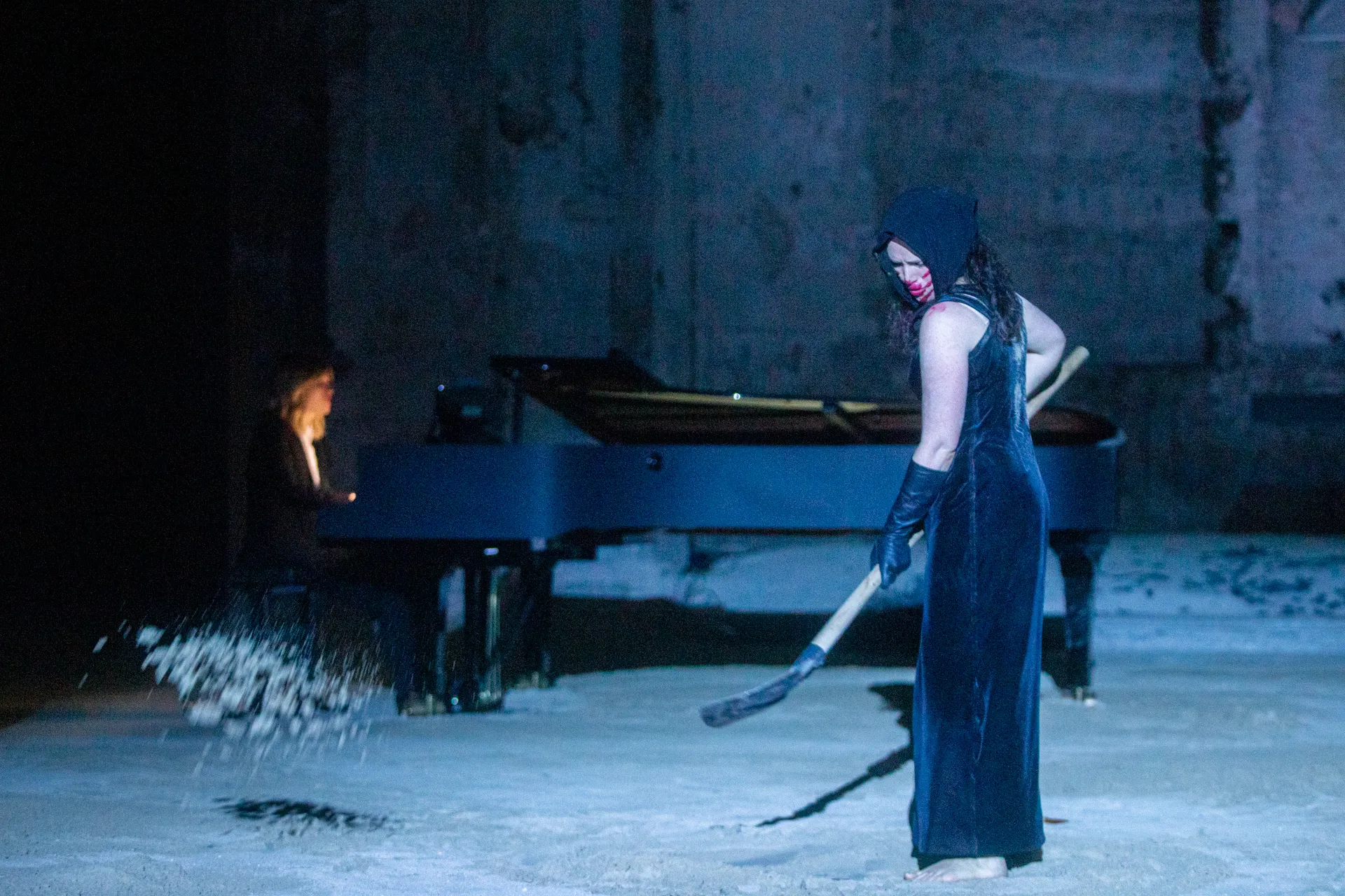 Performance artistica al Festival di Spoleto con scena drammatica e pianoforte