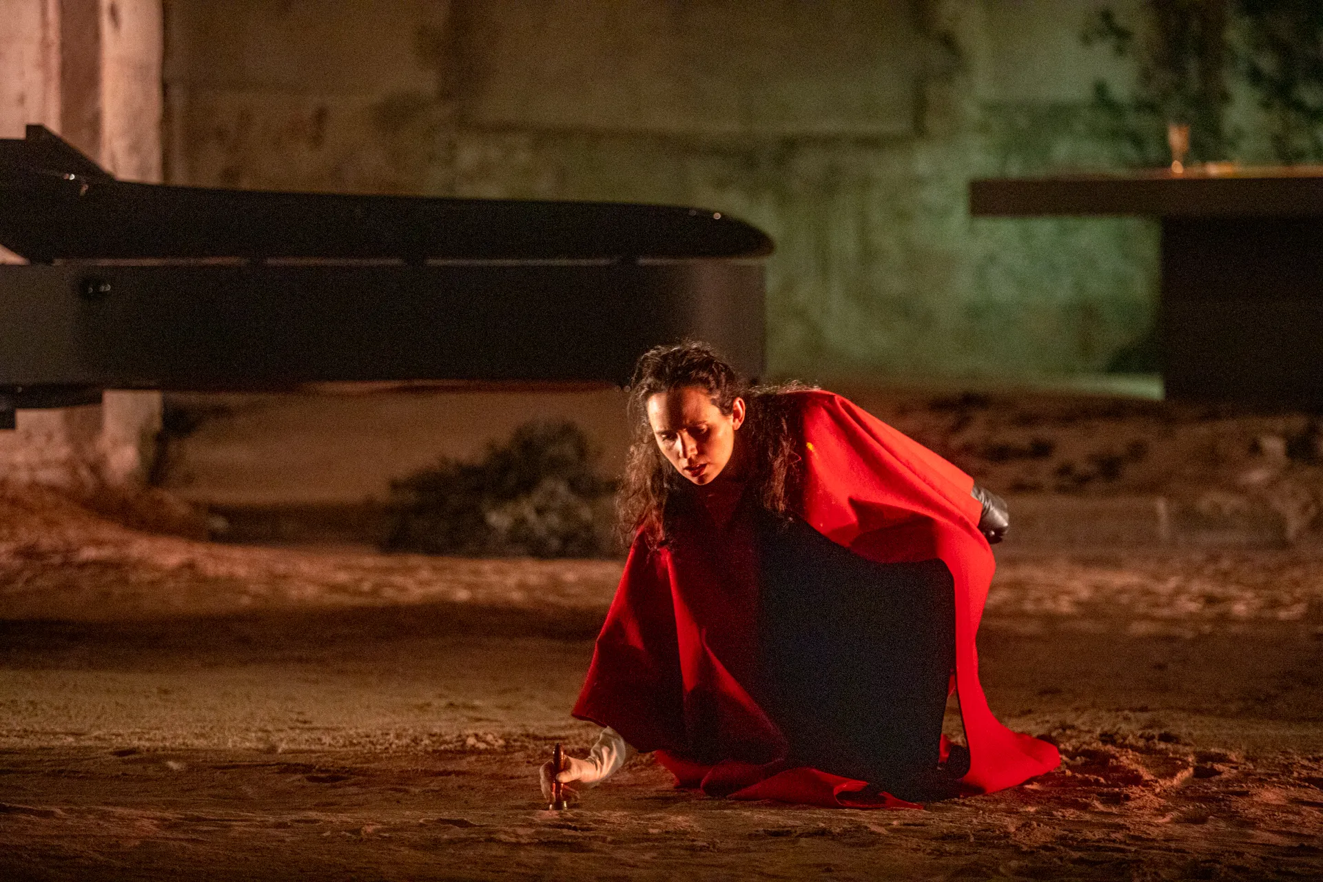 Performer in rosso al Festival di Spoleto, drammaturgia intensa sulla scena
