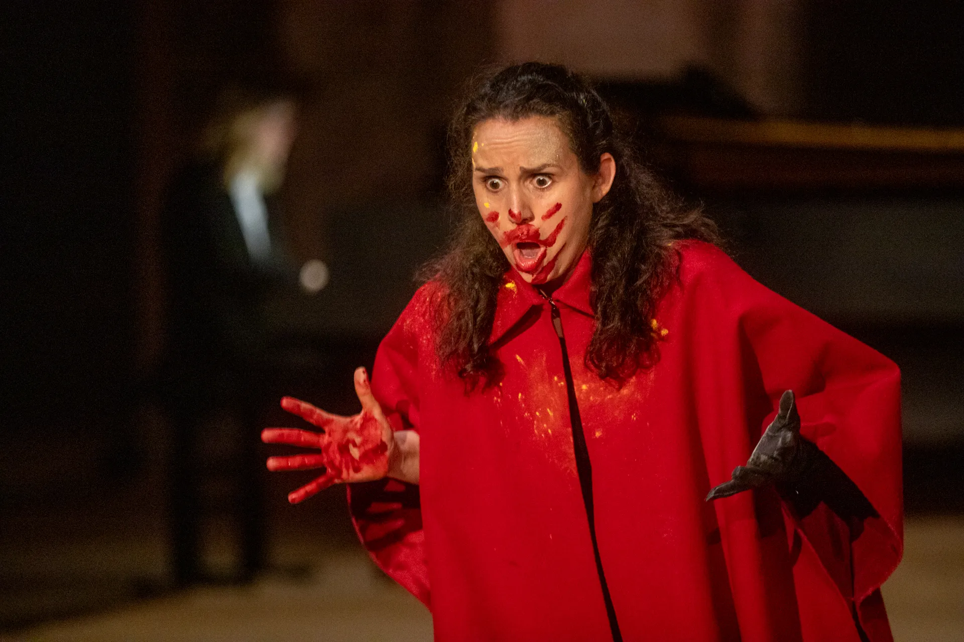 Performance teatrale intensa al Festival di Spoleto con attrice in rosso