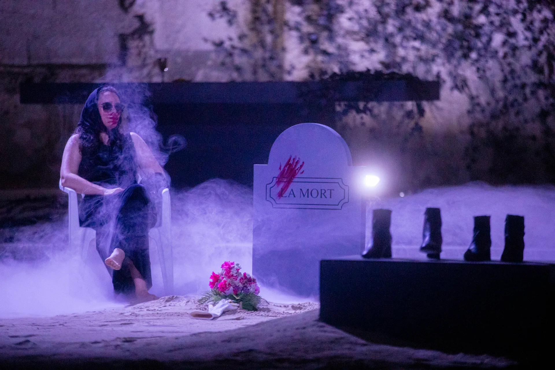 Performance teatrale surreale al Festival di Spoleto con scenografia mistica