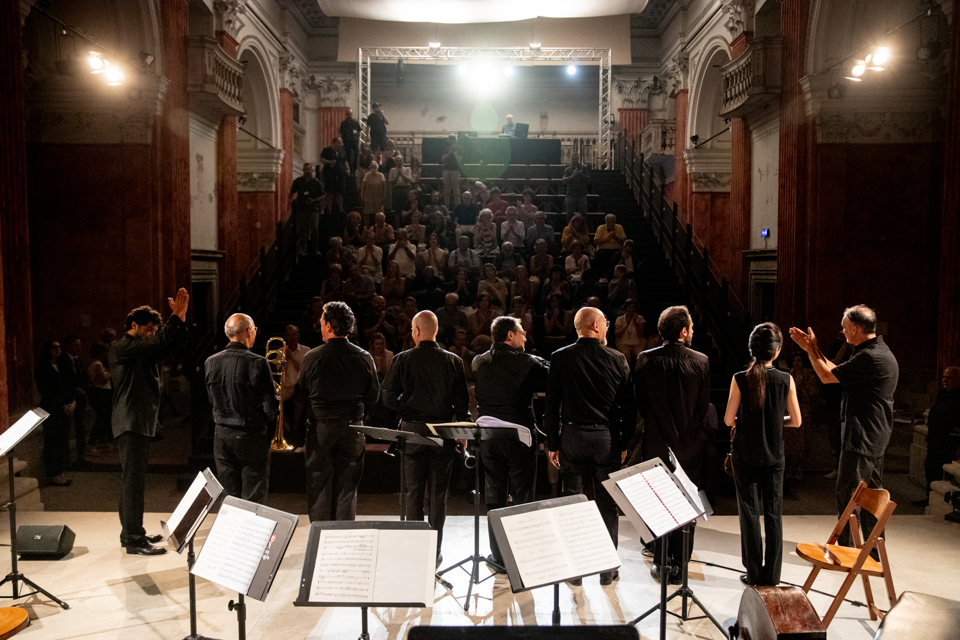 Concerto al Festival di Spoleto con musicisti in nero davanti a pubblico numeroso