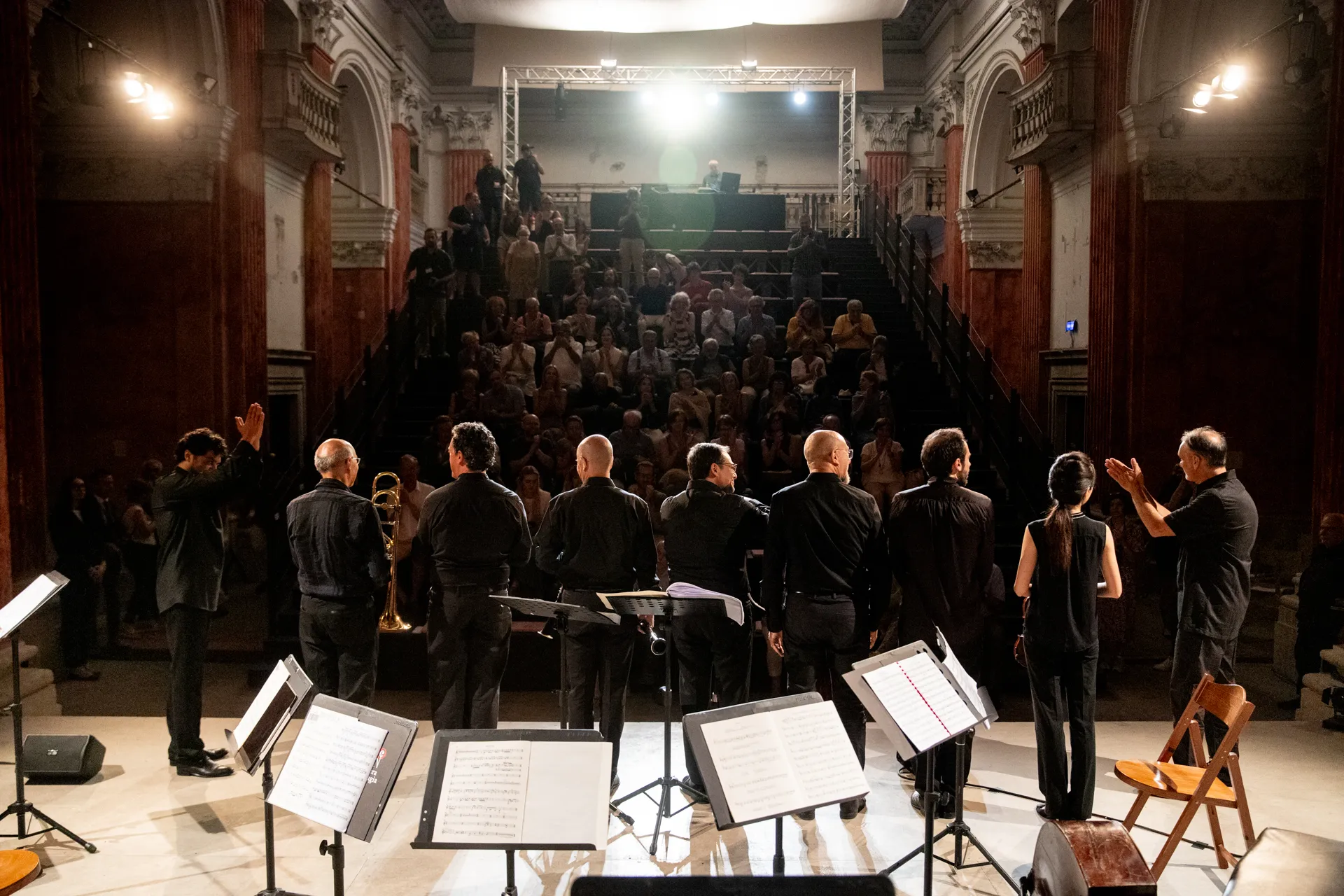 Concerto al Festival di Spoleto con musicisti in nero davanti a pubblico numeroso