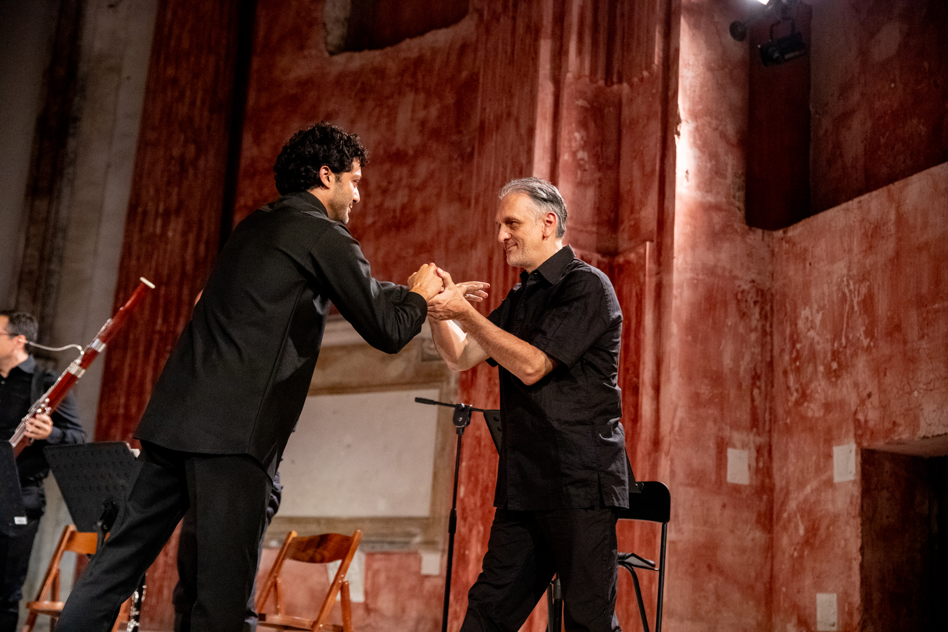 Performers si incontrano durante il Festival di Spoleto, scambio caloroso sul palco