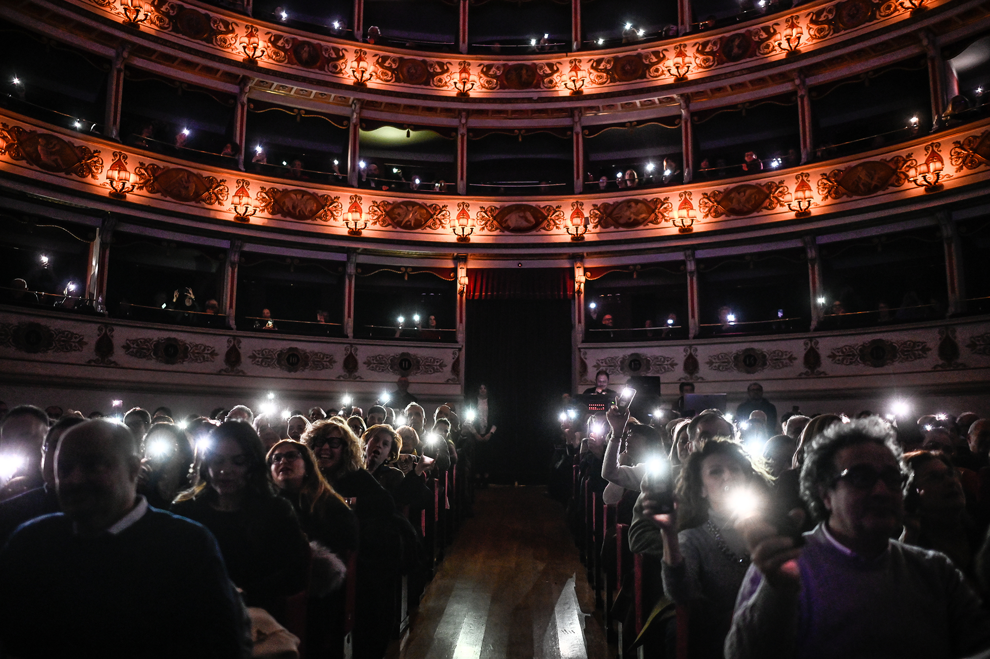 Festival di Spoleto audience illuminates historic theater with glowing mobile phones