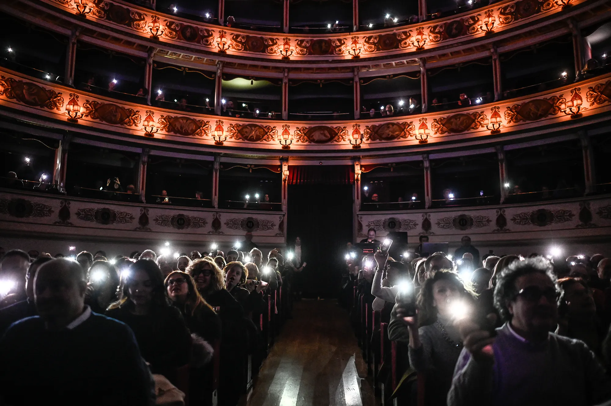 Festival di Spoleto audience illuminates historic theater with glowing mobile phones