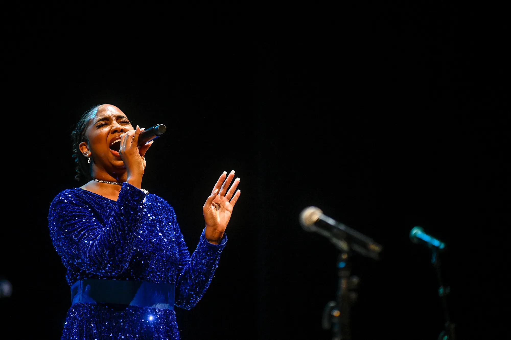 Singer in sparkling blue dress performs passionately at Festival di Spoleto