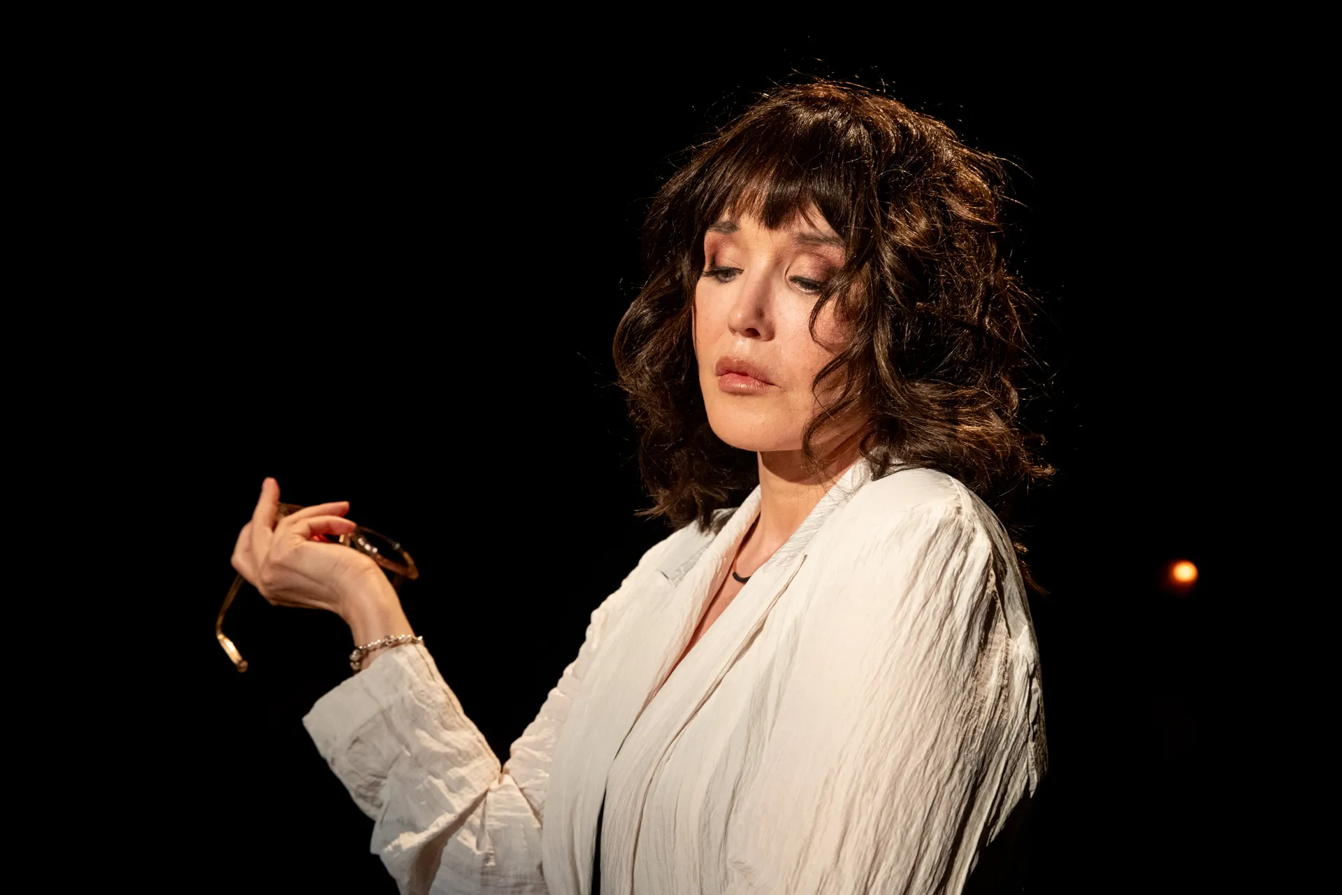 Performer in white at Festival di Spoleto with dramatic theatrical pose