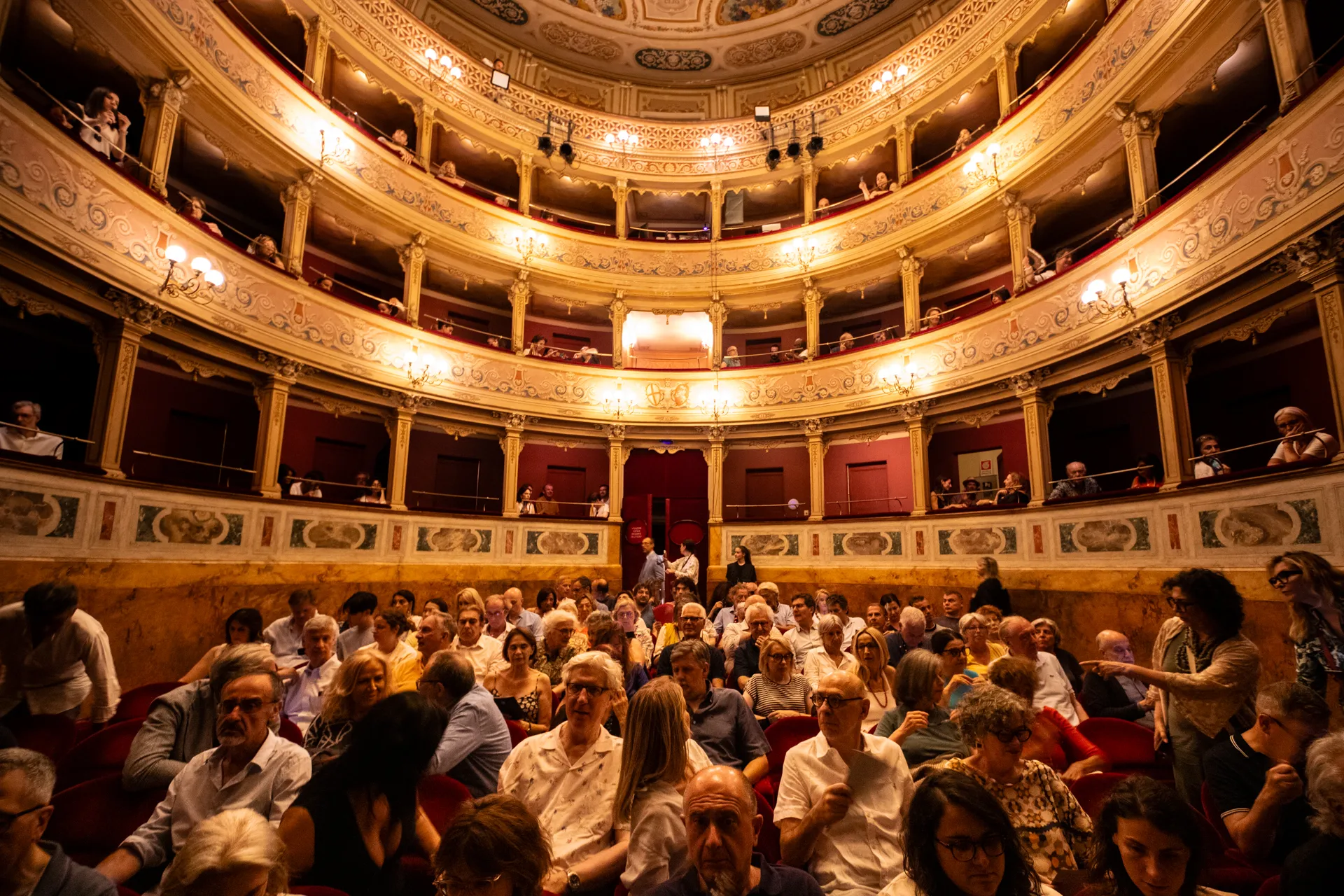 Festival di Spoleto audience fills historic theater with warm golden light