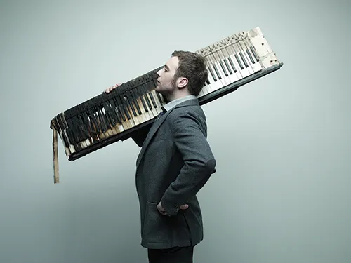 Musicista con pianoforte sulle spalle al Festival di Spoleto